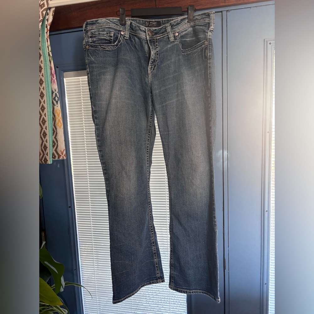 SILVER BOOTCUT JEANS 
GREAT SHAPE
